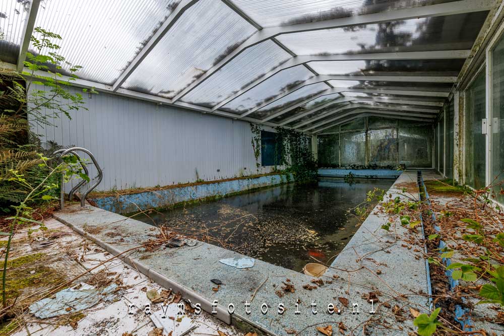 Toch best leuk als je zo`n overdekte pool naast je huis hebt liggen.