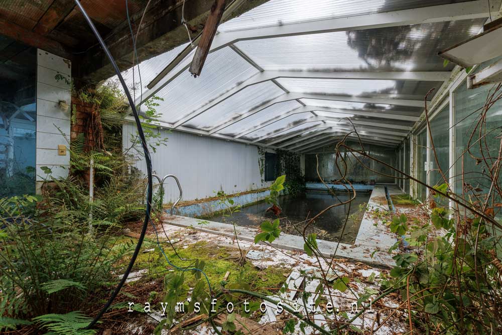 Urbex in België, verlaten overdekt zwembadje.