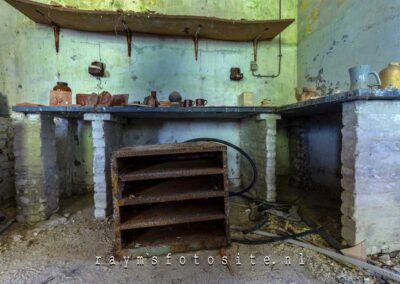 Oude oven in een verlaten pottenbakkerij.
