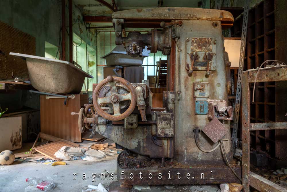 In deze verlaten fabriek staan ook diverse machines.