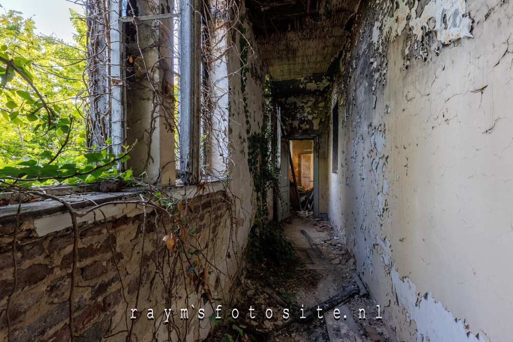 Urbex in België. Eeen heerlijke verlaten locatie met allemaal gevangeniscellen.