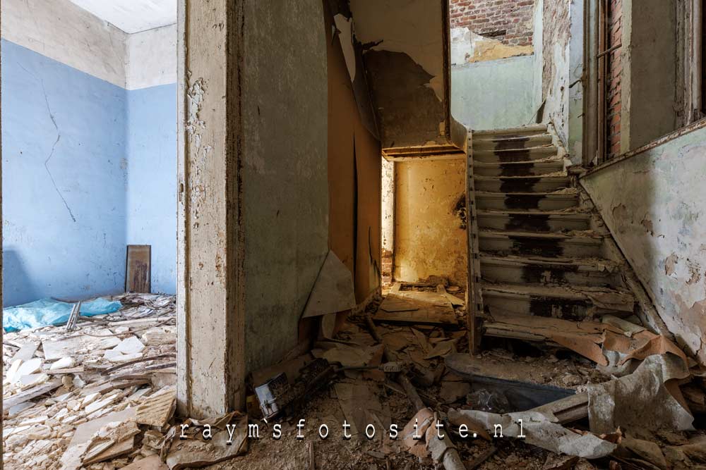 Urbex in Belgie. Mooi licht, maar onderhand zwaar vervallen.