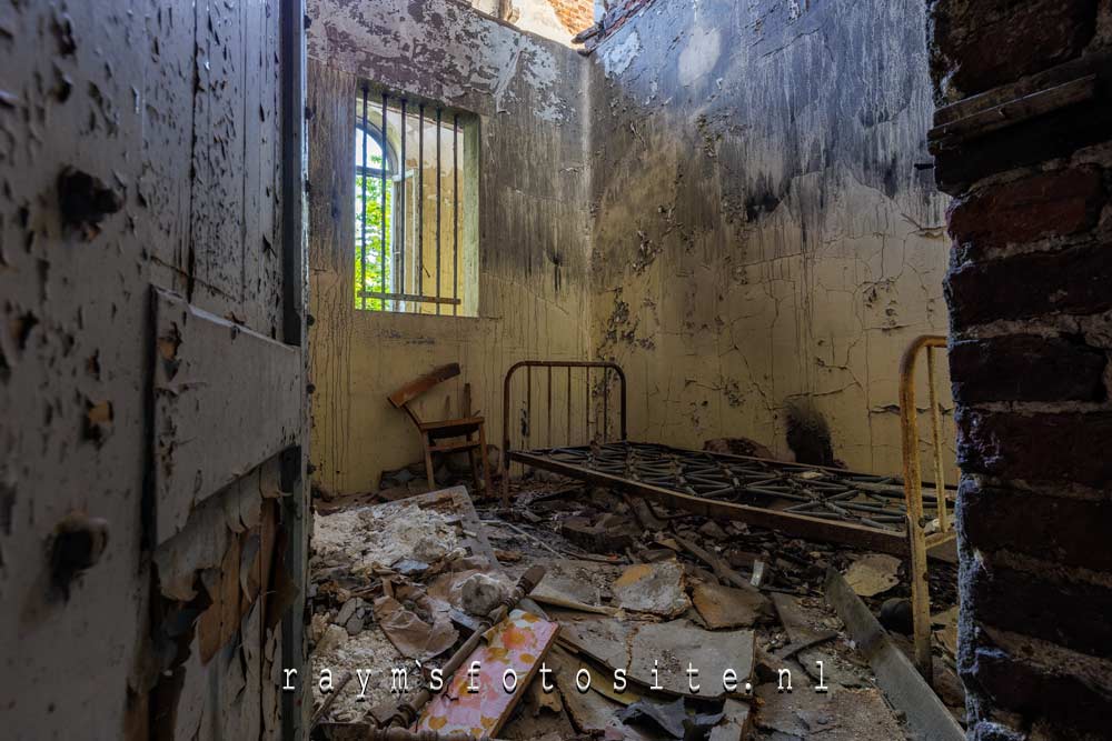 Destijds goed gesloten, maar door een brand kwam ik deze urbexlocatie wel in nu.