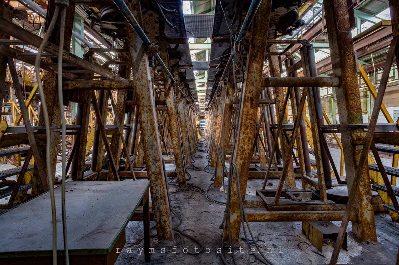 Rusty en Dusty urbex. Een verlaten staaldraadfabriek in België.