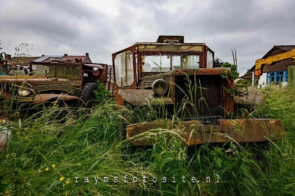 Maar waarom al die auto`s in het veld staan weg te roetsen, geen idee.