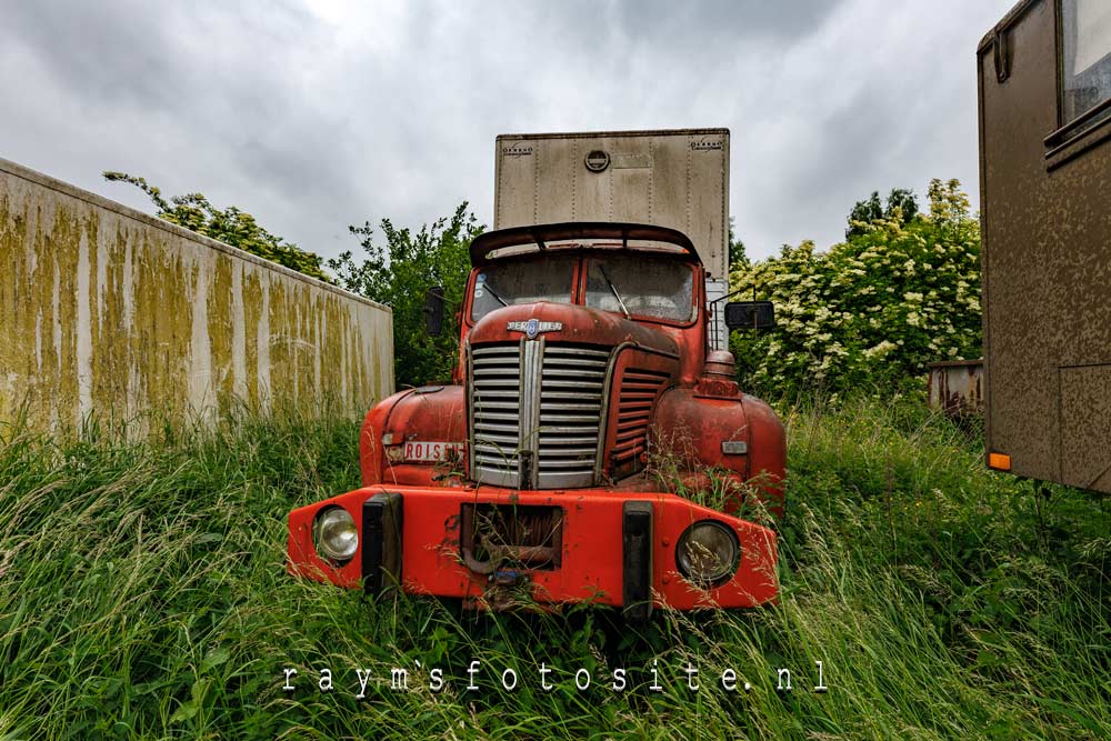 Urbex in België. Prachtige verlaten auto`s in een veld.