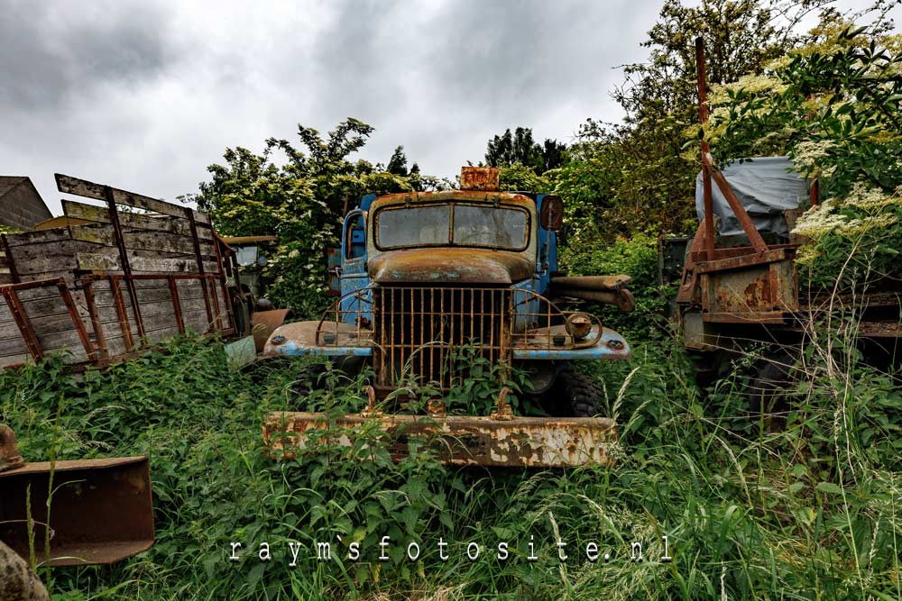 Oude trucks en diverse verlaten auto`s in België: Rusty Giants.