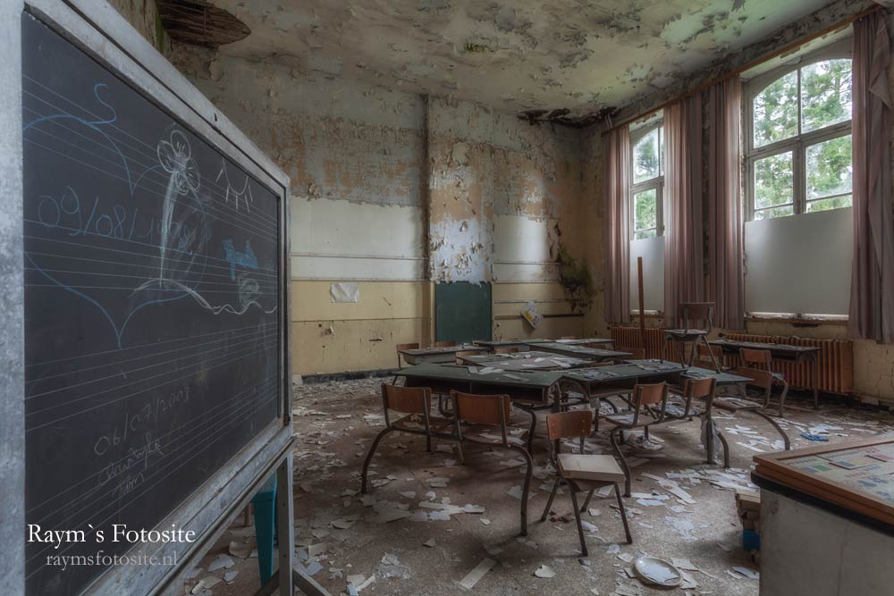 School of Decay. Een verlaten school in België.