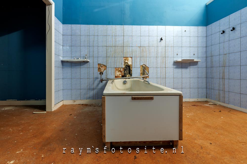 De kamers en badkamers zijn gedateerd, en bewoners zijn naar een nieuwe locatie verhuisd.