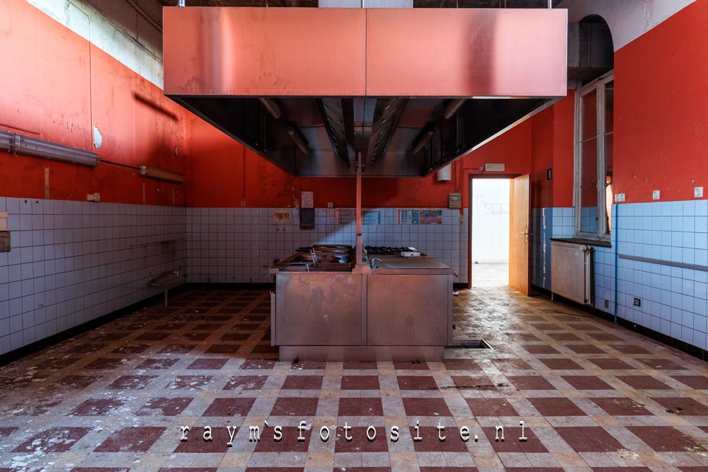 Seniorie de la Chapelle, urbex in België. de keuken.
