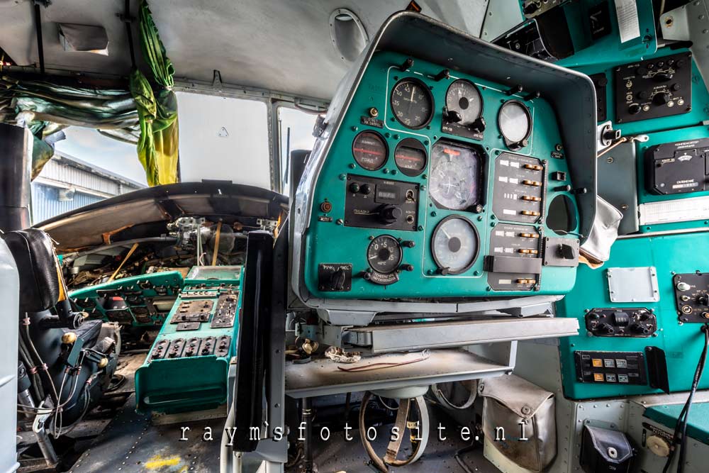De binnenkant van de helikopter, de cockpit.