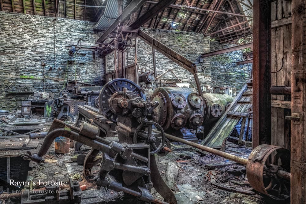 Slate Factory. Heerlijke oude machines die nog aanwezig zijn in de werkplaats van deze leisteen fabriek.