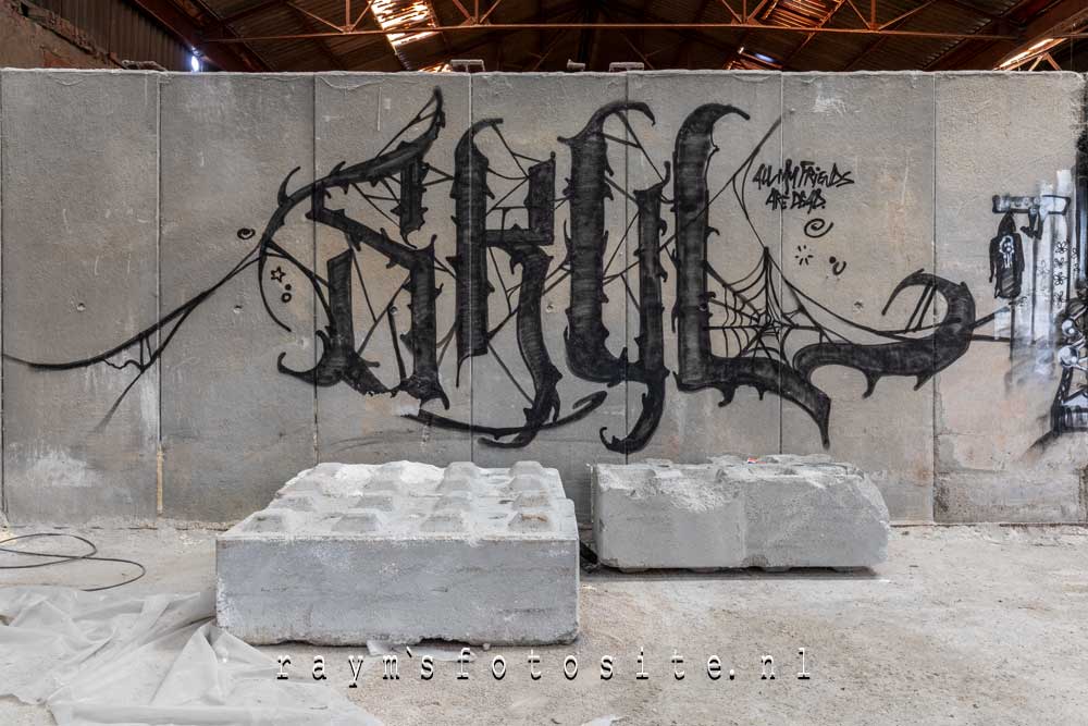 Verlaten fabriek in België met ontzettend veel graffiti.