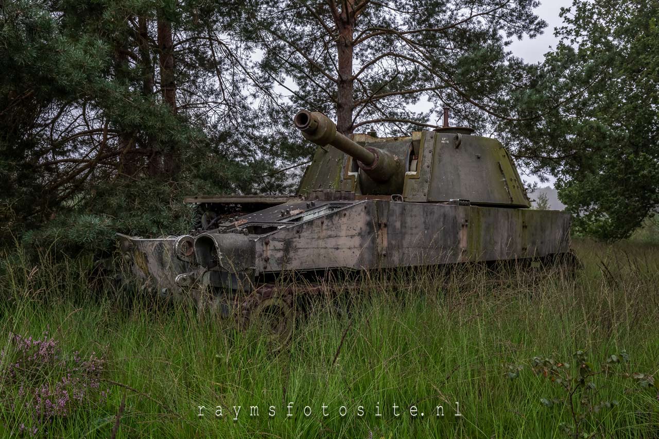 Lost Battalion. Een oude tank op de heide van een oud militair terrein.