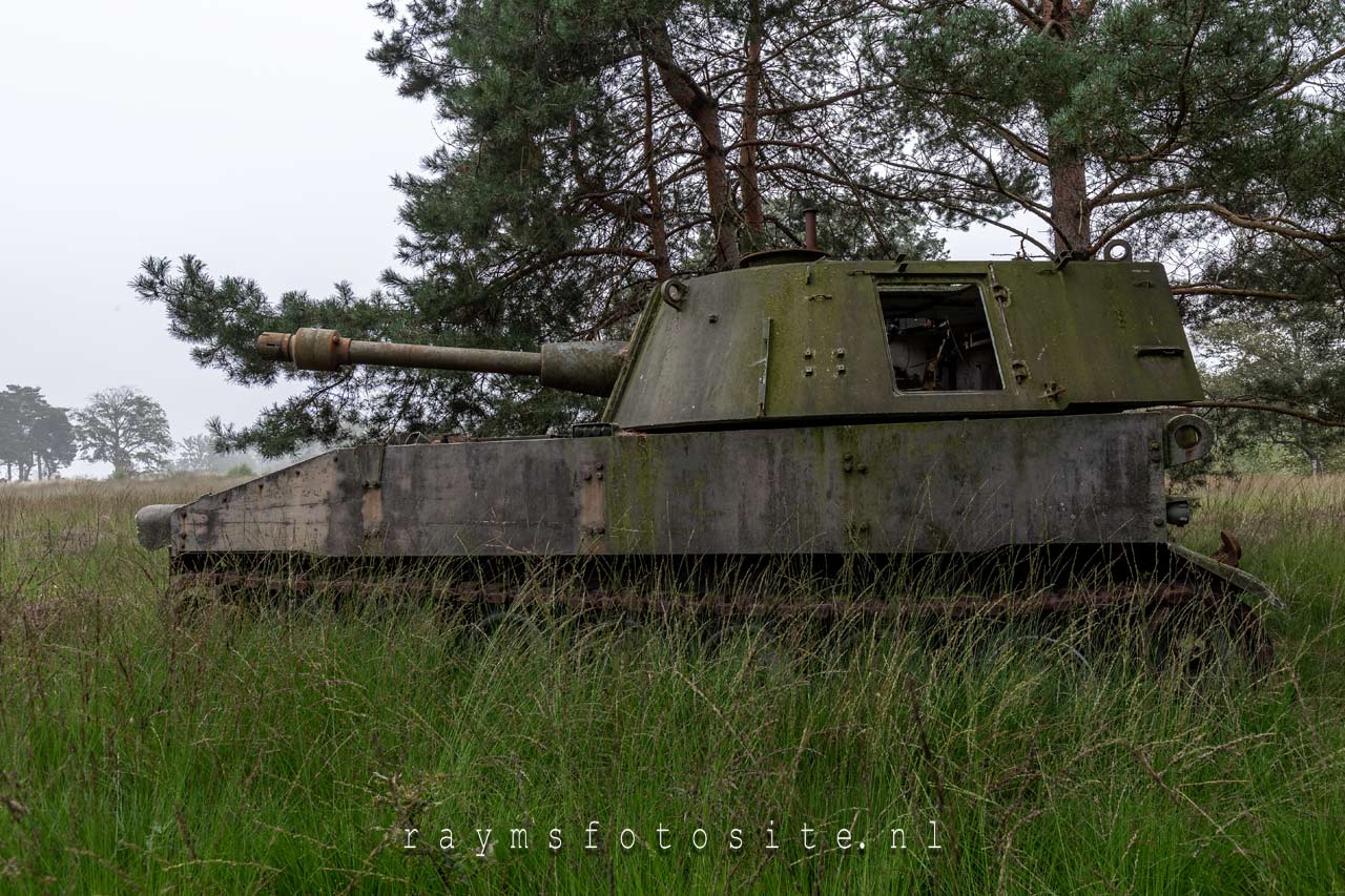 Een oude tank op een verlaten militair terrein.