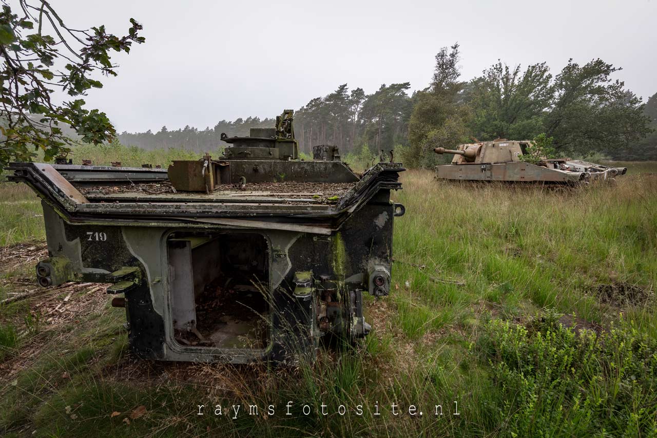 Tanks op een verlaten militair terrein