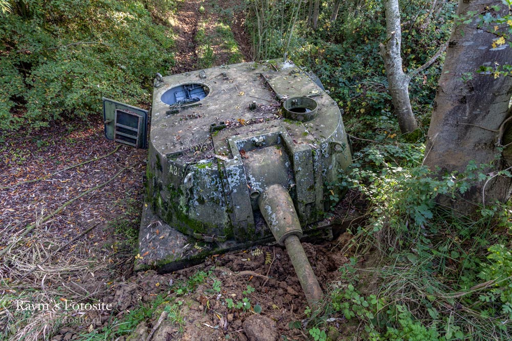 Tanks en Trucks urbex locatie. Een achtergelaten een Leopard A1 tank uit 1970.