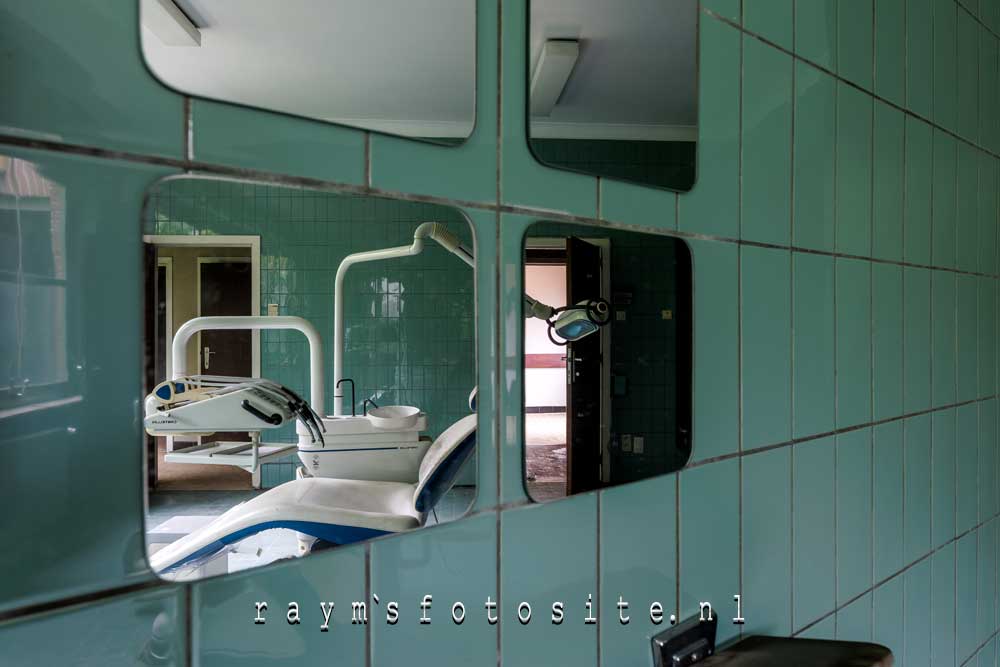 Reflectie van de tandartspraktijk met stoel in de spiegel,