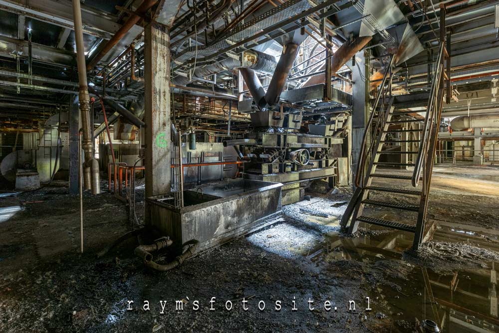 Prachtige machines in de donkere kelder van deze failliete glasfabriek.