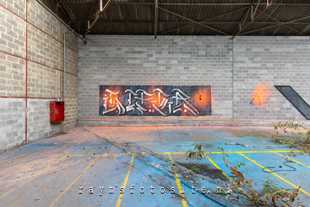 Graffiti in deze urbexlocatie. Heerlijk die oude industrie.