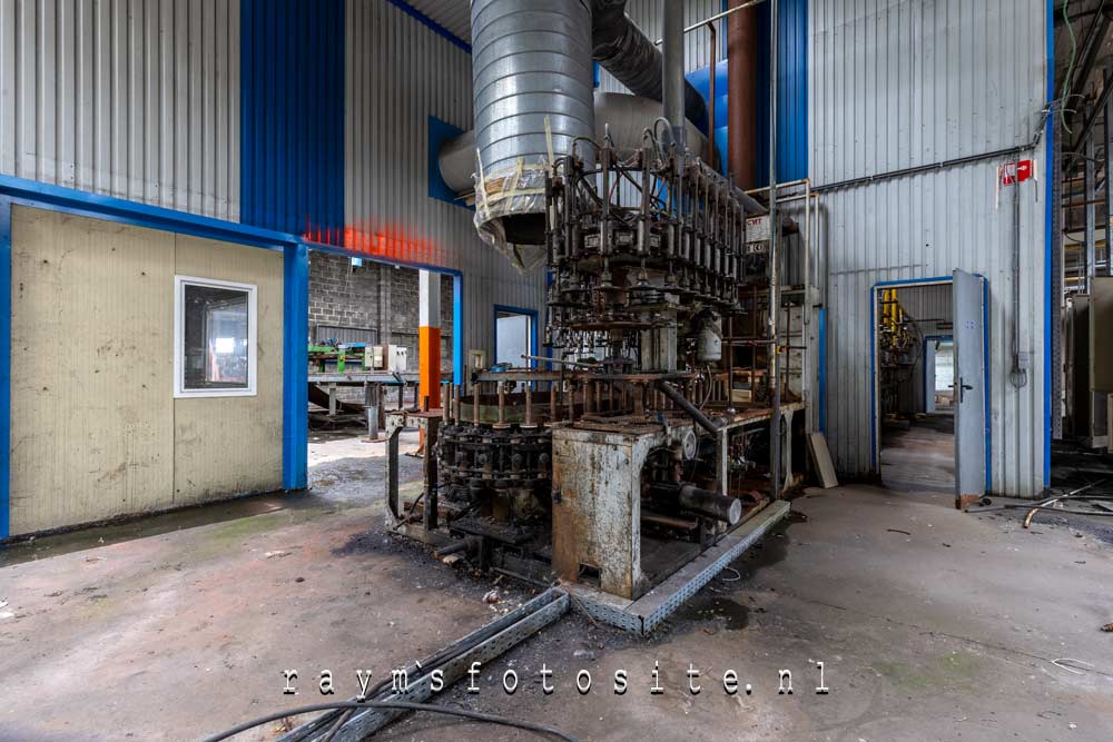 Sommige oude machines staan nog steeds in de fabriek.