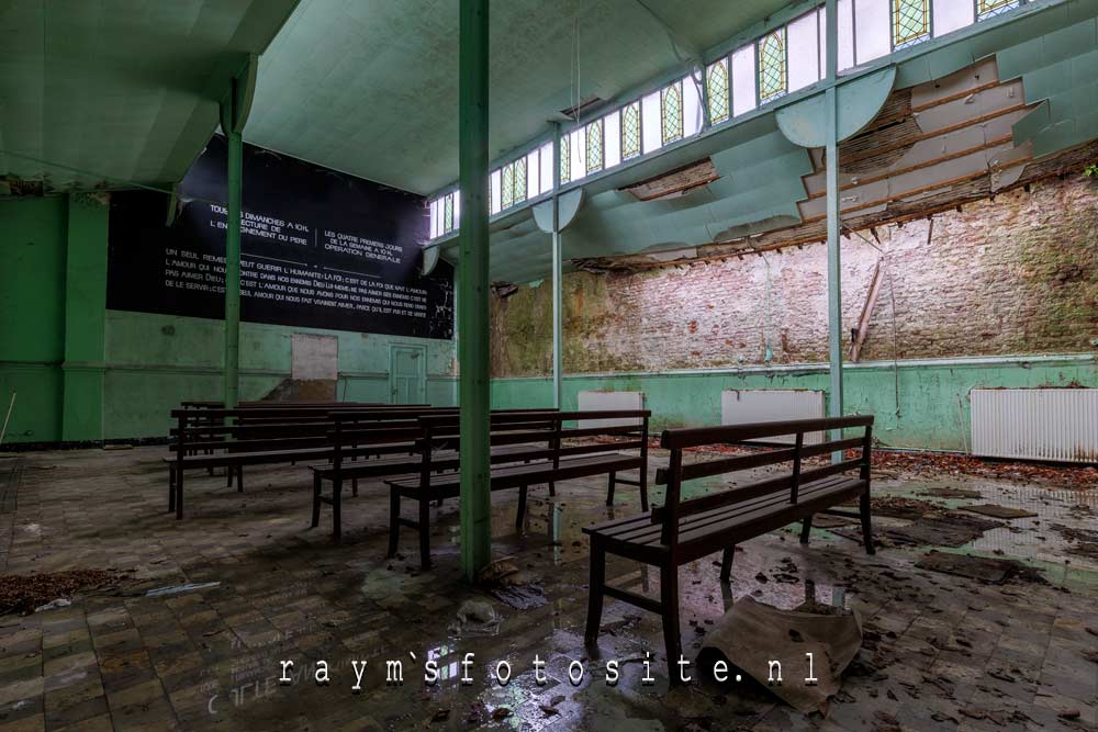 The Green Temple, urbex in België. De aanhang van dit geloof, kwamen bijeen in dit soort tempels.