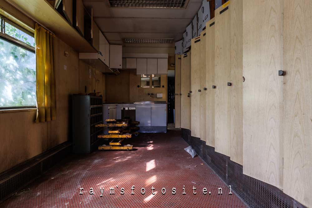 Trainspotting urbex in België. 28 graden buiten, en wel 35 of 40 graden in de treinstellen zelf.