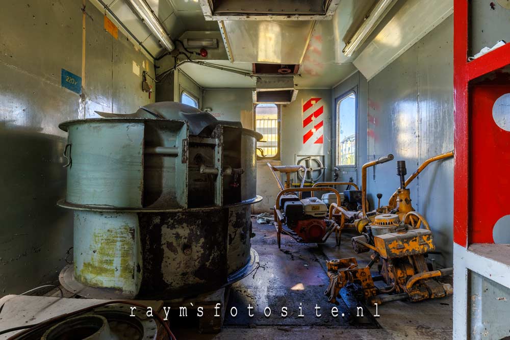 Urbex in België. In 1 van de wagons stond nog van alles.