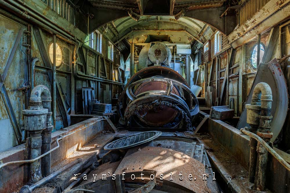 Urbex 2025. Ik ging hier wel met diverse smeerplekken op mijn kleren naar buiten. Maar dat was het waard.
