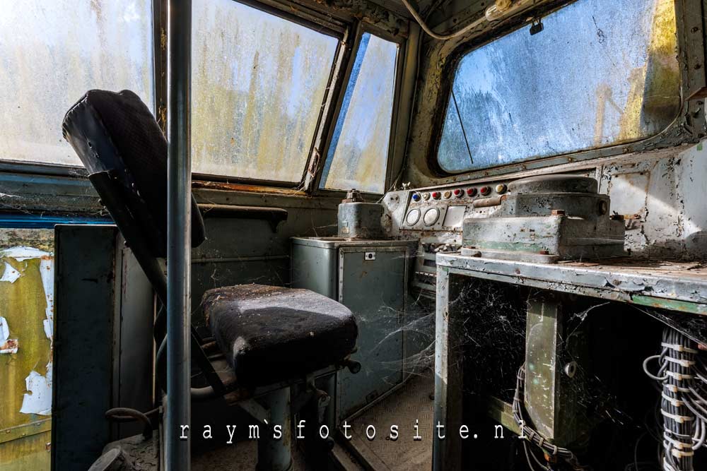 Trainspotting. Je ziet aan de spinnenwebben hoe lang deze treinen hier al staan.