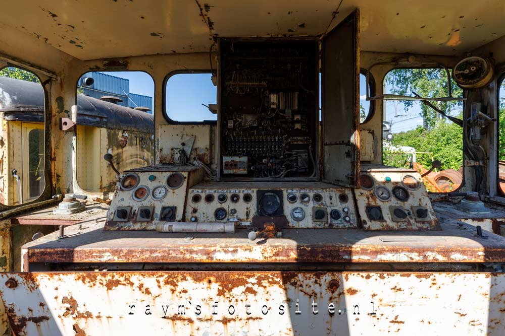Binnenkant van 1 van de oude lang verlaten locomotieven.