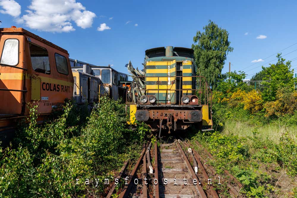 Oude diesel locomotief lang geleden verlaten.