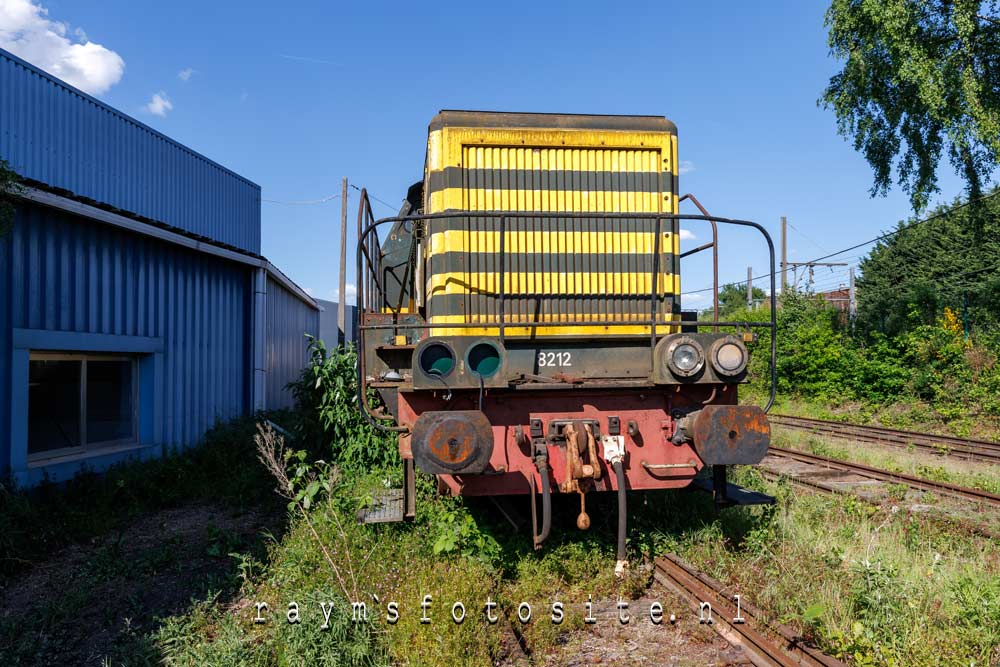 Trainspotting urbex in België. 28 graden buiten, en wel 35 of 40 graden in de treinstellen zelf.