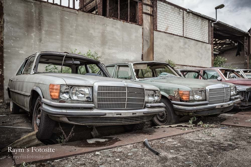 Verlaten Mercedessen op een terrein in Duitsland.