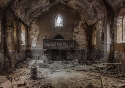 Urbex diversen. Dust Church. Een verlaten kerk in België.