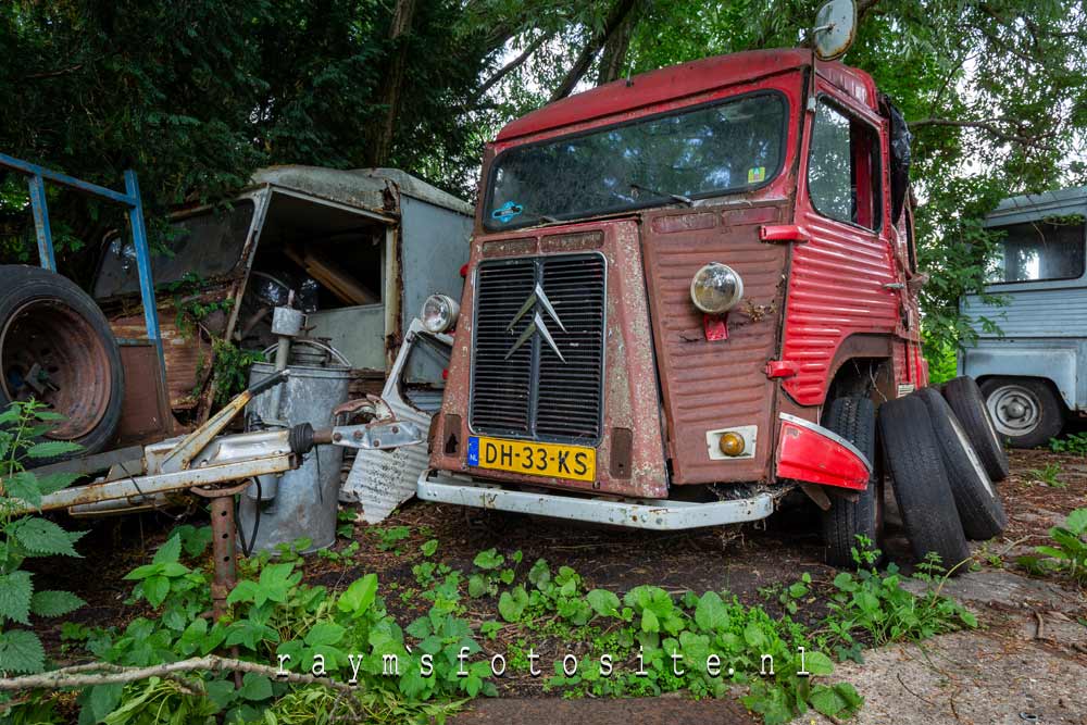 Een prachtige oude rode bus verlaten in Nederland.