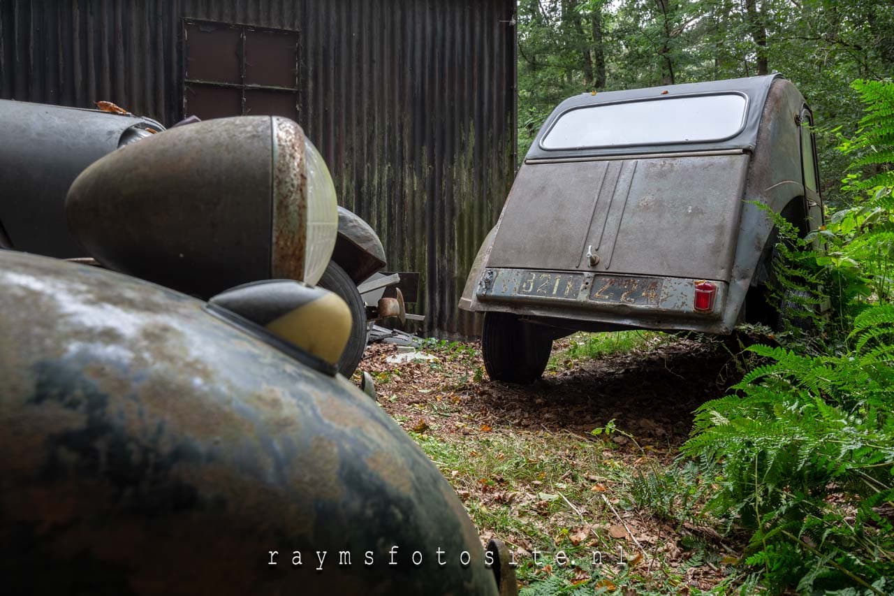 Old Rusty vintage Citroëns. Urbex in Nederland