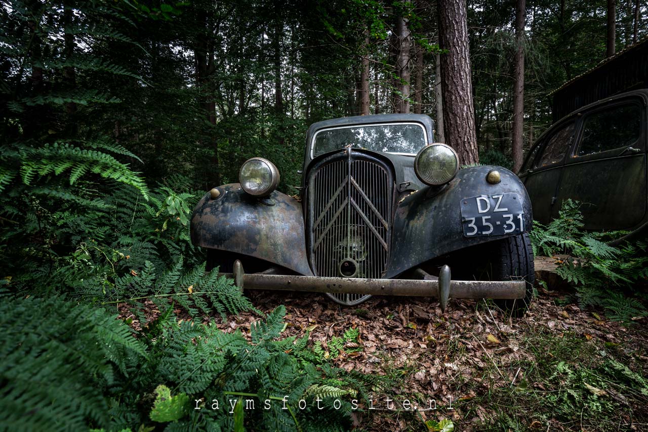Old rusty vintage Citroëns urbex.