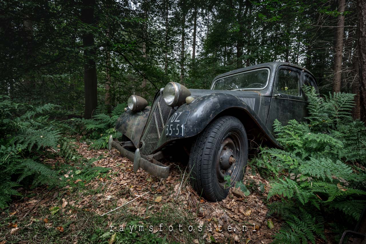 Urbex in Nederland. Verlaten oude Citroëns.