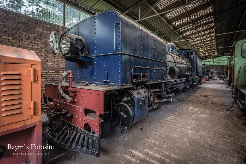 Urbex Treinen in Duitsland. Een loods in Duitsland waar allemaal locomotieven, wagons en treinstellen staan te verstoffen.