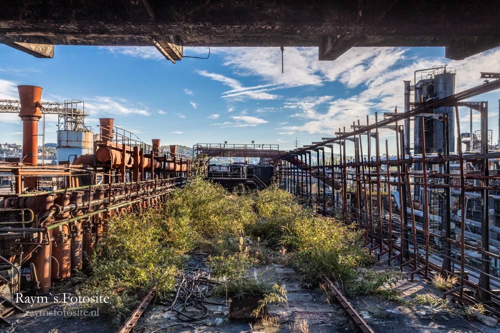 urbexlocatie verlaten staalfabriek. Het uitzicht van bovenaf over dit enorme fabrieksterrein.
