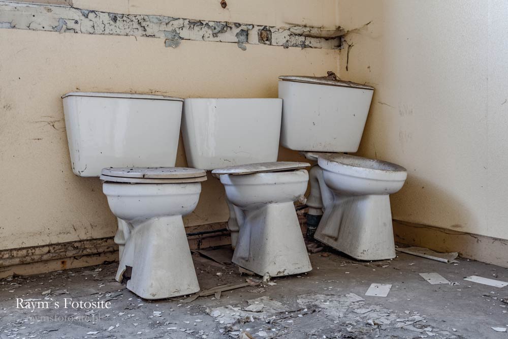 Usine Cellatex. Een aantal toiletten die in een kamertje stonden.