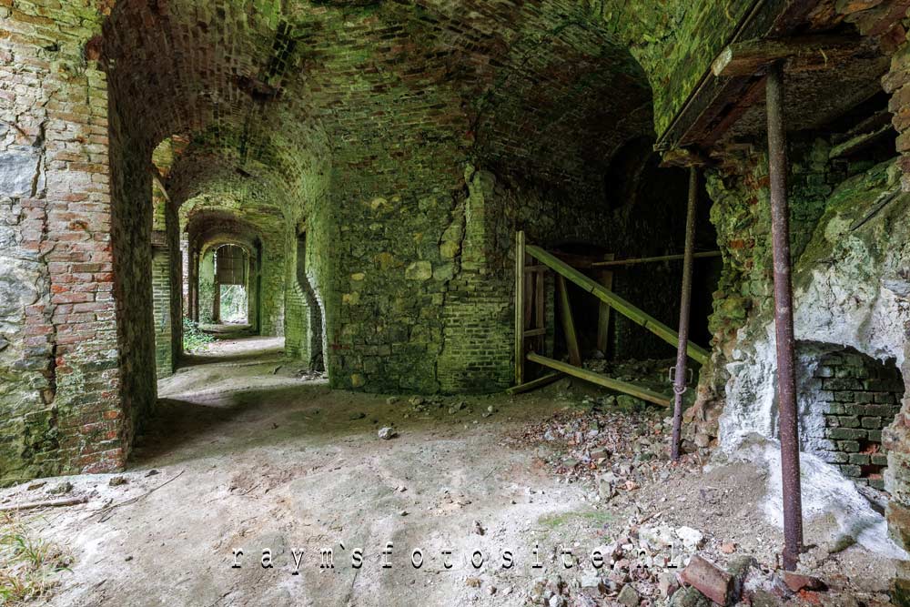 Urbex in België. Een oude fabriek overgelaten aan de natuur.