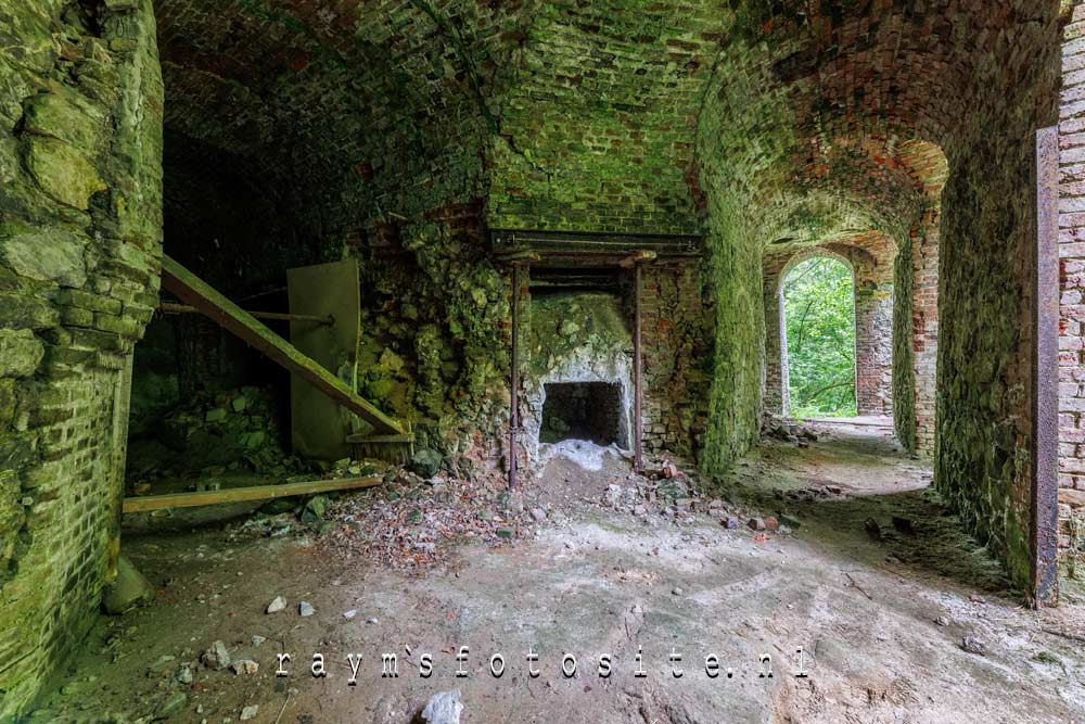 België urbex. Usine Obelisk, verlaten industrie, een oude kalksteen fabriek.