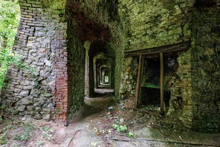 België urbex. Usine Obelisk, verlaten industrie, een oude kalksteen fabriek.