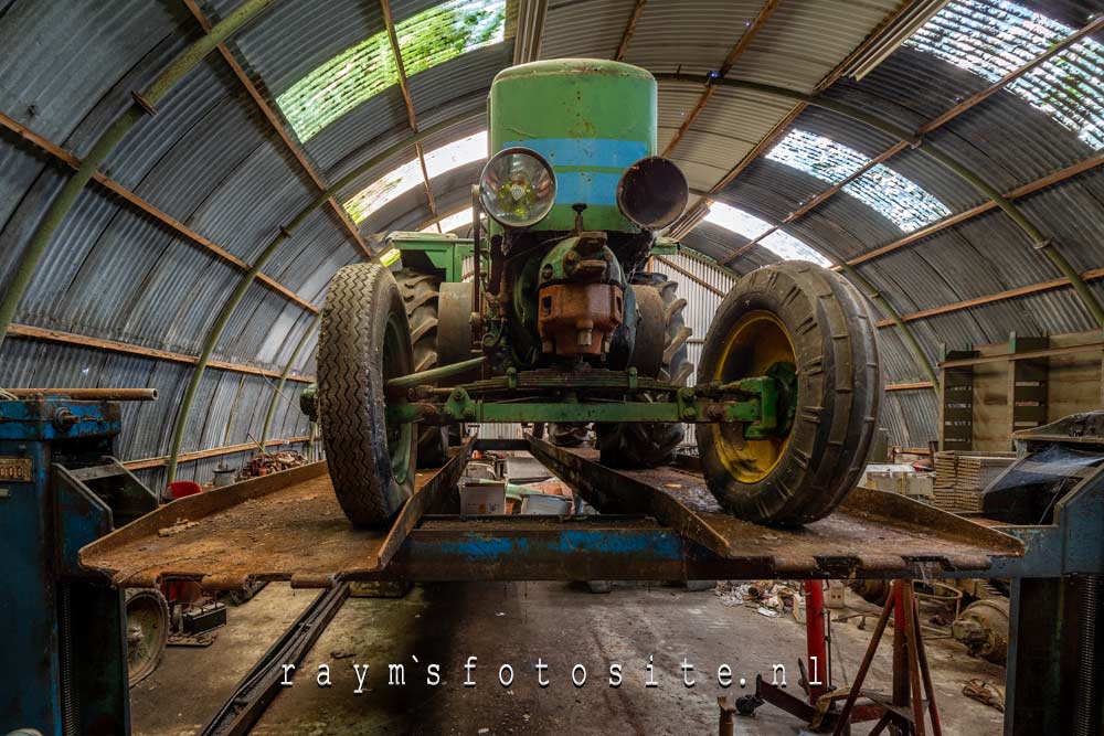 Hangar Porsche. Een prachtige tractor op de brug in een oude hangaar.