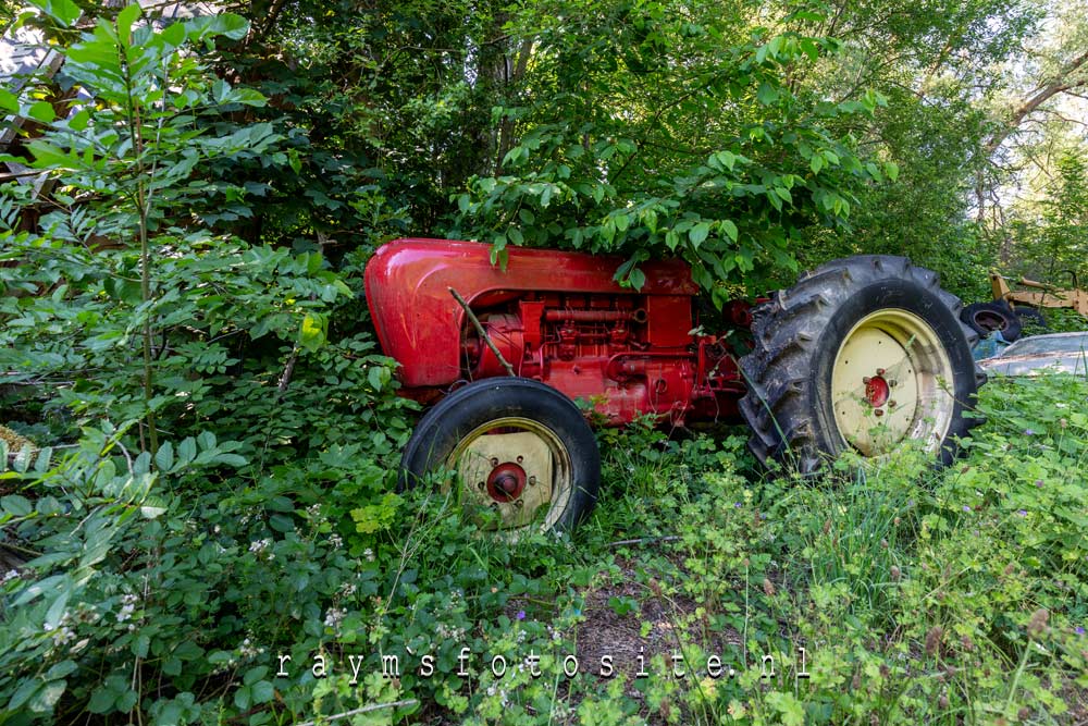 Urbex auto`s en oude tractors verlaten in het bos