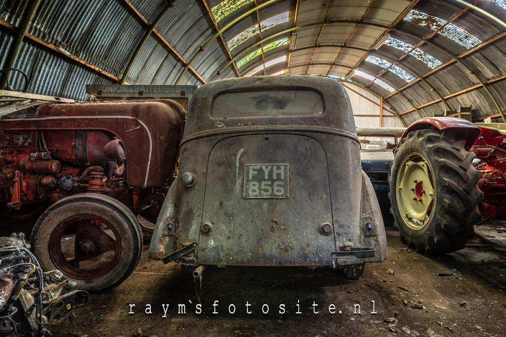 Hangar Porsche. prachtige verlaten oude auto`s