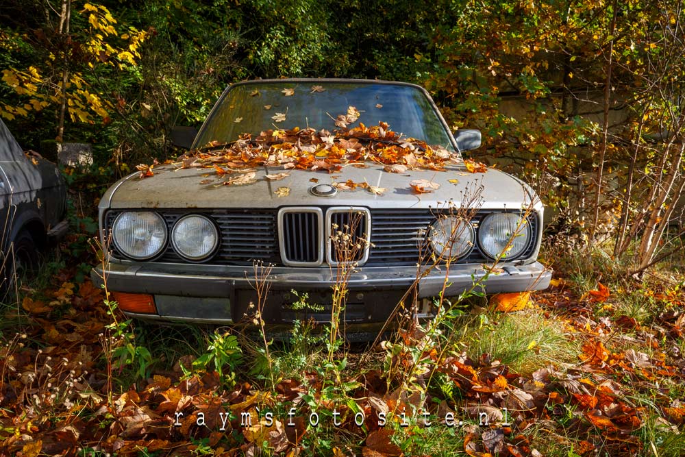 Een verlaten BMW in de herfst. Mooi om vast te leggen als autoliefhebber.