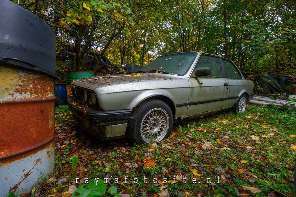 Urbex in België. Verlaten BMW's in het bos.
